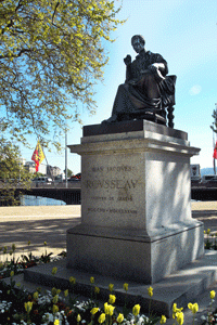 La statue de Jean-Jacques Rousseau se trouve sur l’île Rousseau, à Genève, en Suisse.