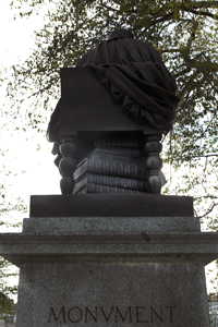 statue Jean-Jacques Rousseau Genève livres Pile de livre sous la chaise de Jean-Jacques Rousseau