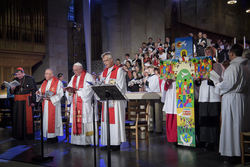 La croix de Lund lors de la commémoration de la Réforme à Lund en présence de l'Evêque Munib Younan, Président de la FLM et le Pape François.