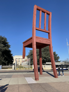 Broken Chair a Place des Nations, Ginevra