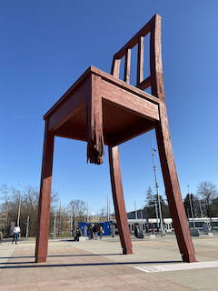 La Broken Chair di Ginevra
