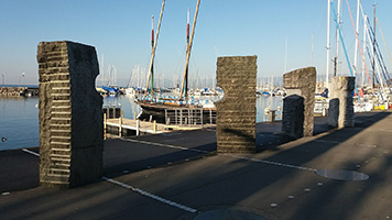 éole girouette du port d'Ouchy à lausanne et ses 4 monolithes