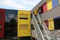 Le bâtiment de l'ECAL (école cantonale d'art de Lausanne) aux stores métalliques monochromes de l'architecte Bernard Tschumi
