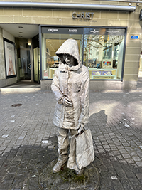 La Pleureuse, une statue de rue à Fribourg