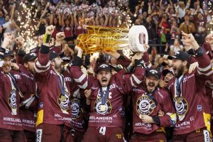 Photo des joueurs du GSHC brandissant le trophée de champions de Suisse